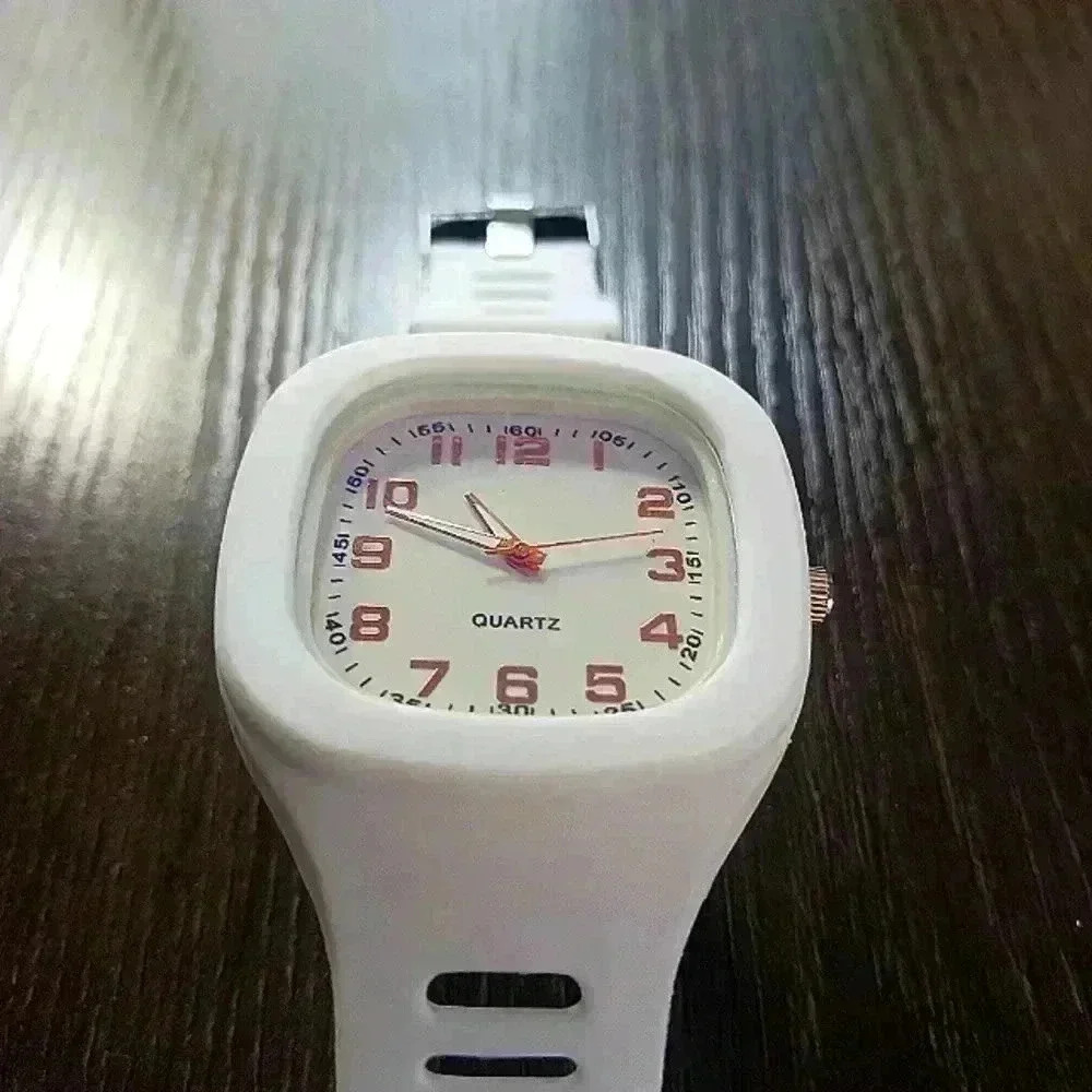 Square quartz watch - Picture 4 of 7